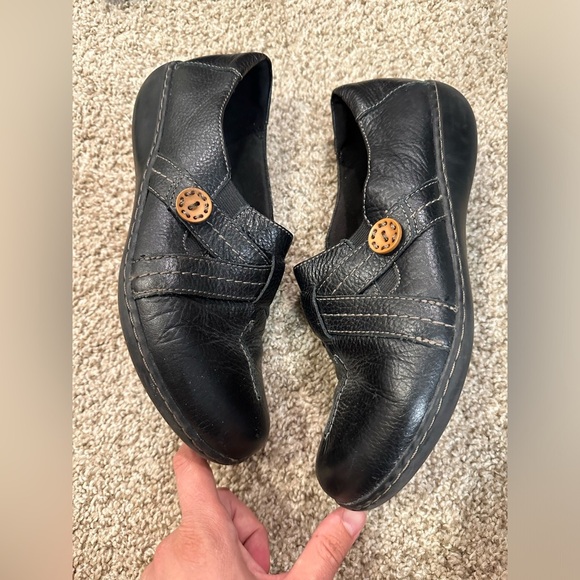 Clarks black leather slip on shoes women’s size 10 - Picture 1 of 7